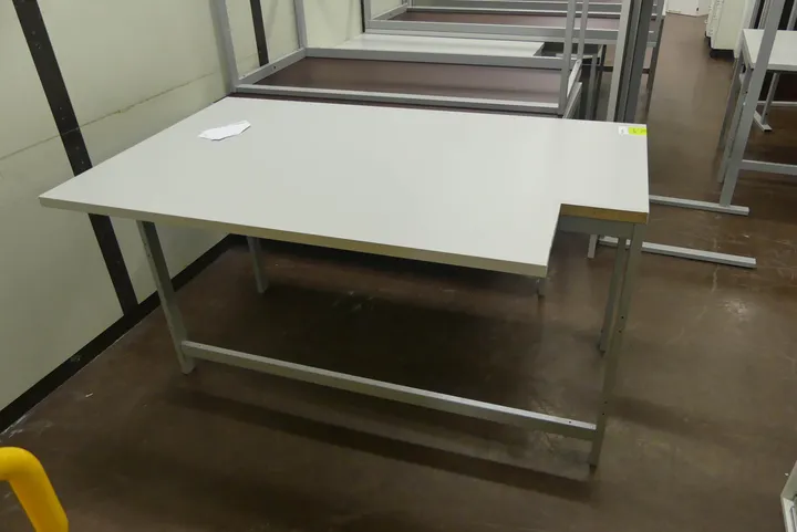 Arbeitstisch Maße in cm ca.: 150 x 90